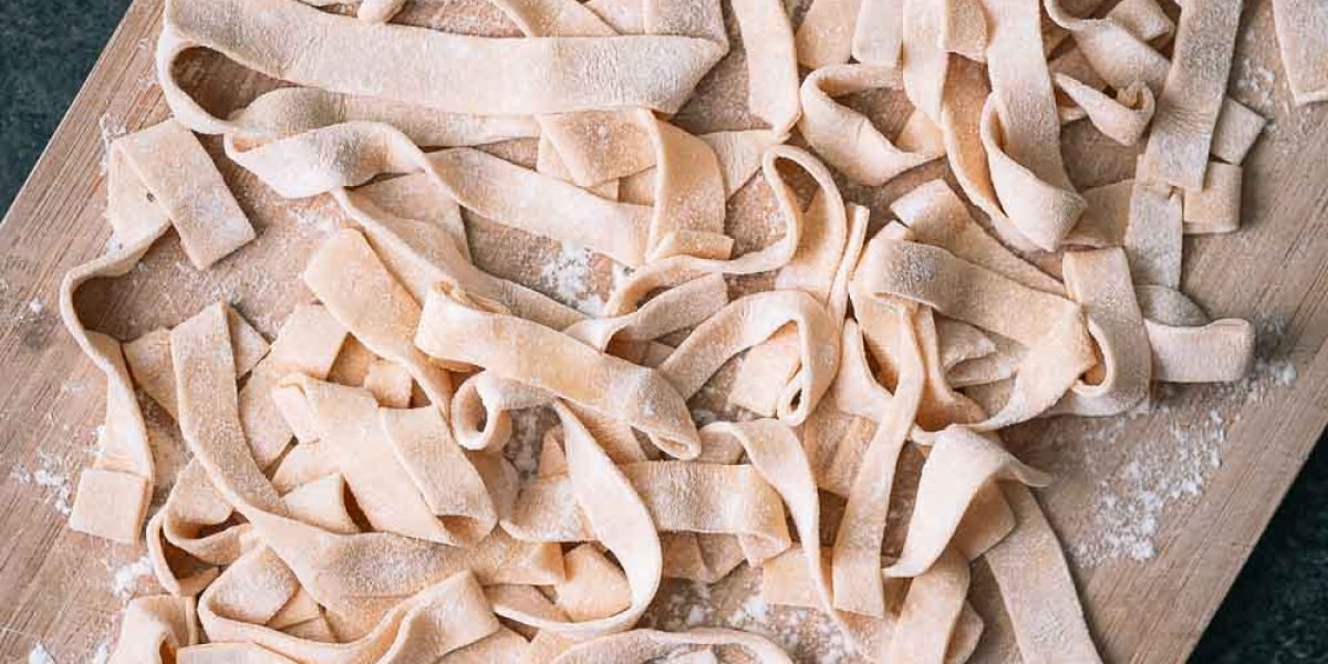 Zelfgemaakte tagliatelle op een houten plank