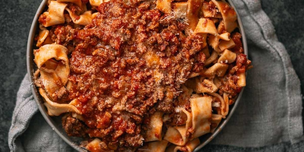Tagliatelle met ragù alla bolognese en Parmezaanse kaas