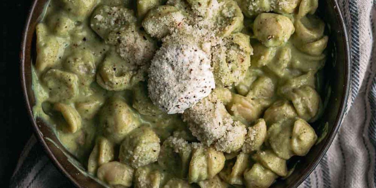 Groene broccolipasta met kruidenkaas