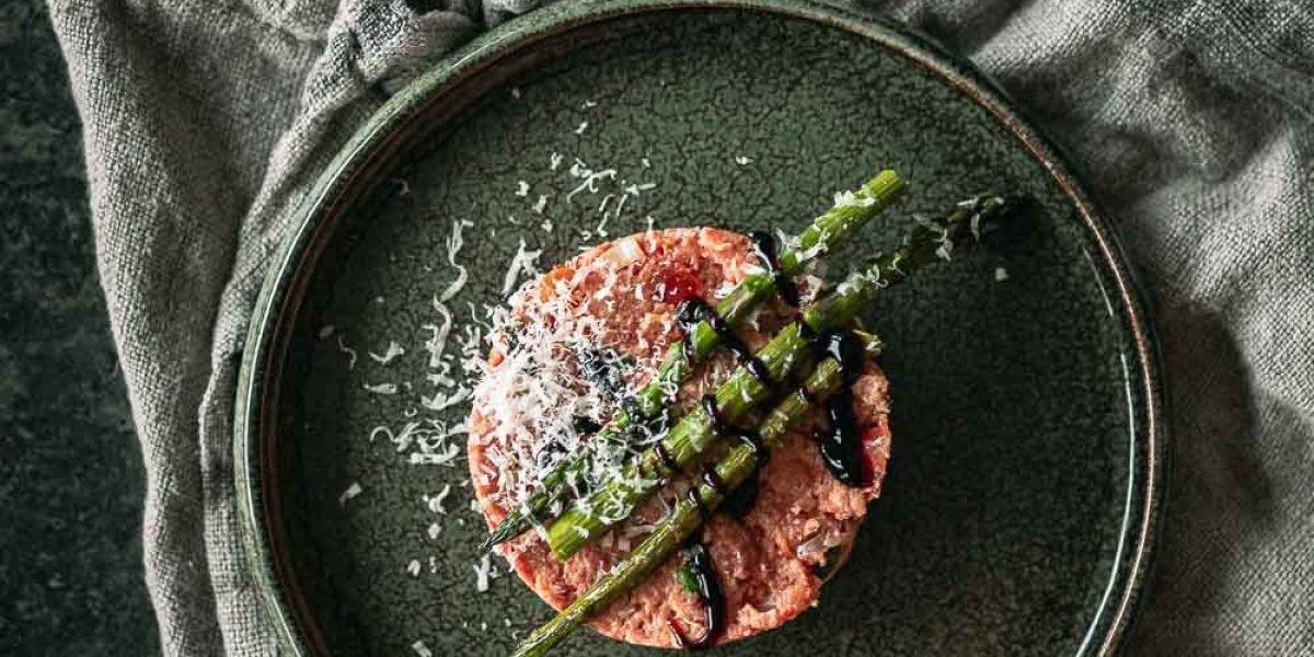 Italiaanse steak tartaar met tomaat, basilicum en Parmezaanse kaas