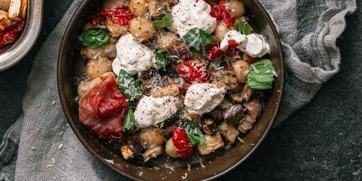 Gnocchi met aubergine, kerstomaten, burrata en crispy ham