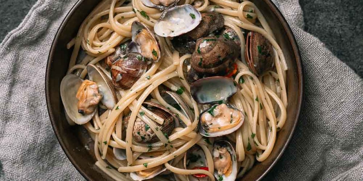 Pasta vongole met linguine, schelpen en peterselie