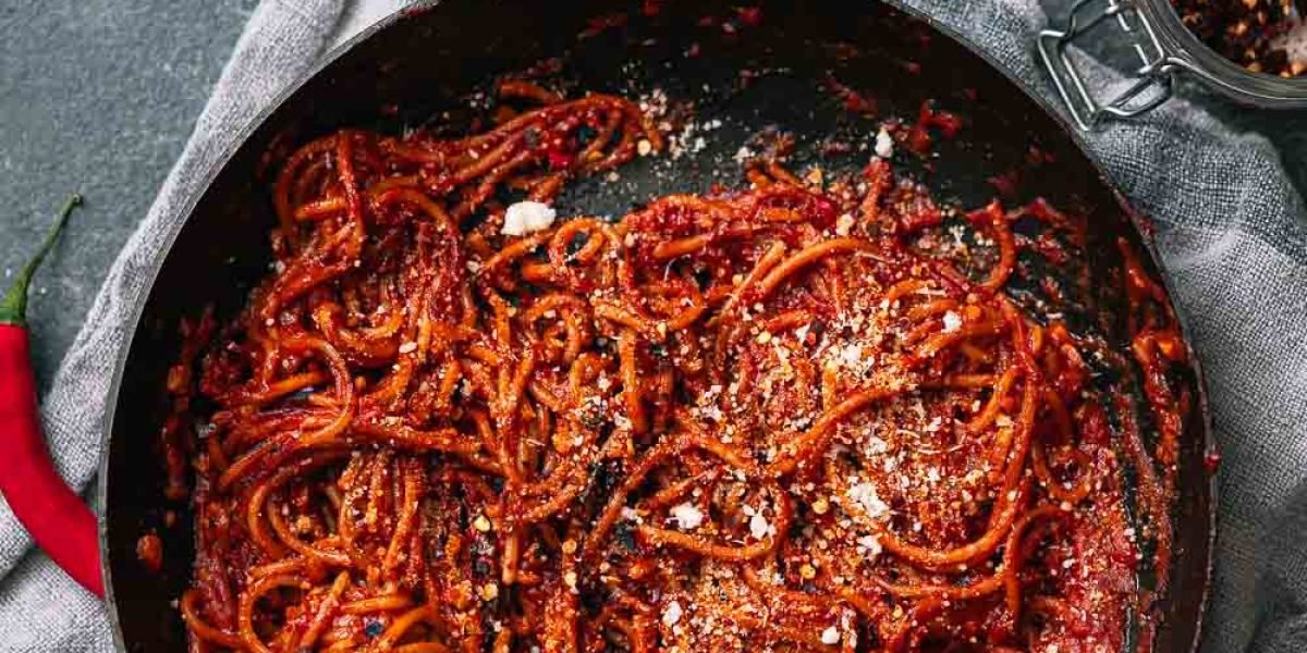 Spaghetti all'Assassina in tomatensaus met Parmezaanse kaas