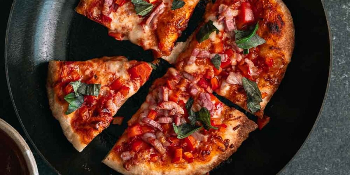 Krokante pan pizza met pancetta, paprika, mozzarella en basilicum