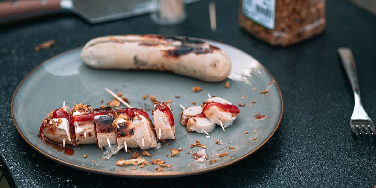 Witte pens op de BBQ met mayonaise, ketchup en gefrituurde uitjes