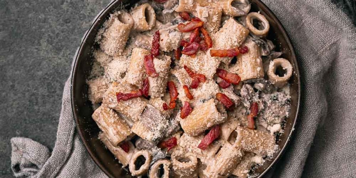 Pasta met romige peper-champignonsaus en biefstuk