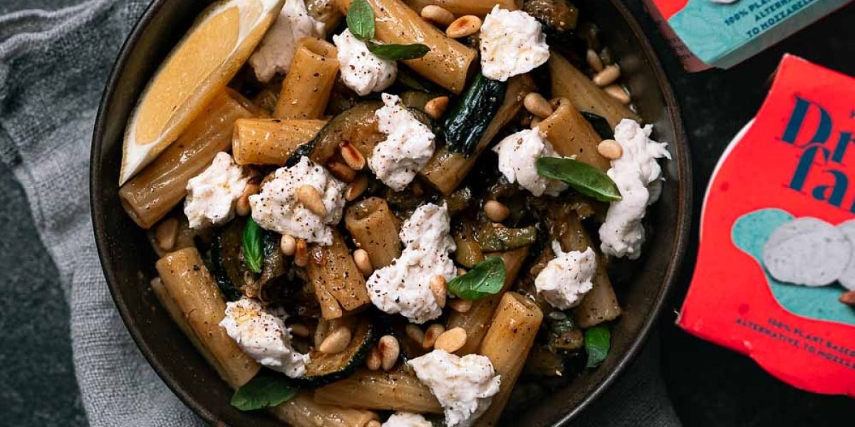 Courgette-citroenpasta met rigatoni, pijnboompitten en Dreamfarm mozzarella
