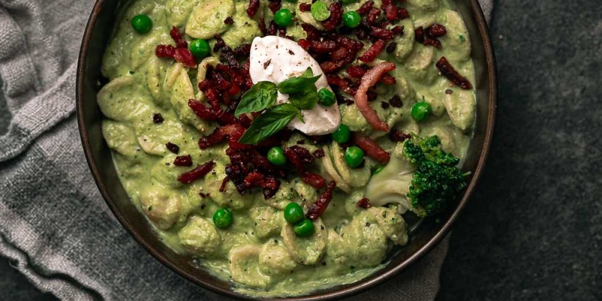 Broccoli-erwtjes pasta met orecchiette, ricotta en krokante spekjes