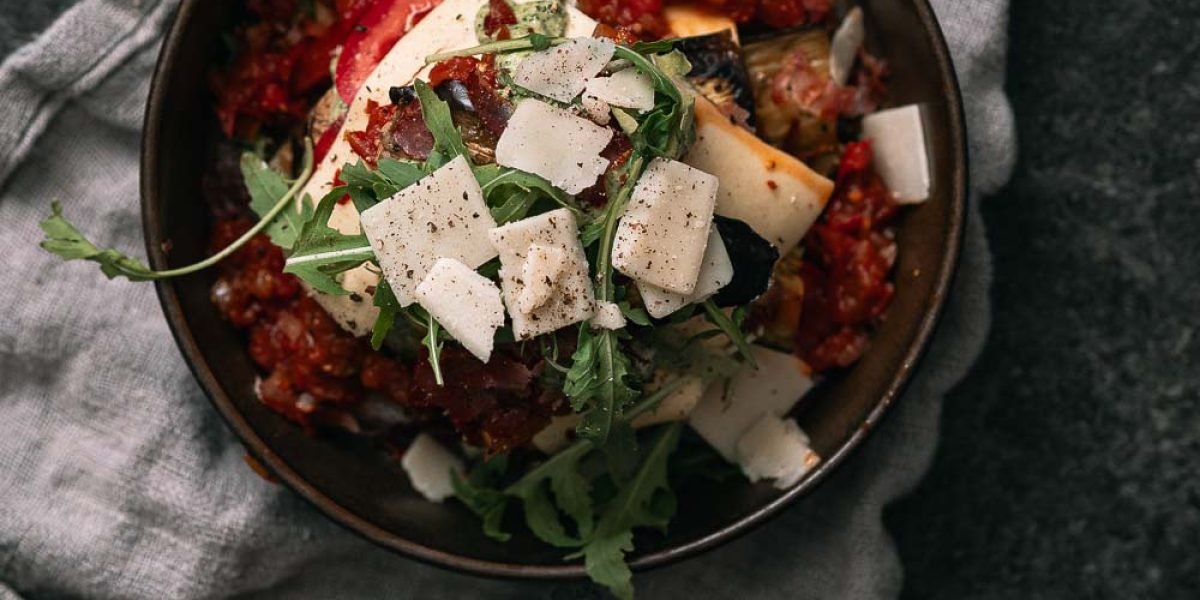 Open lasagne met saliepesto, aubergine, tomatensaus en rucola