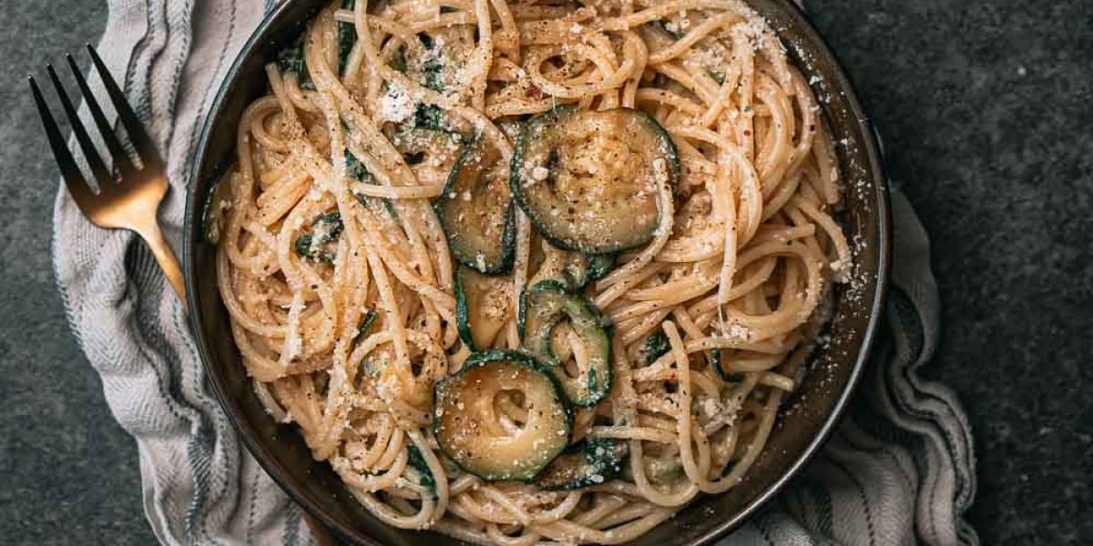 Spaghetti Nerano met gebakken courgette en Parmezaanse kaas