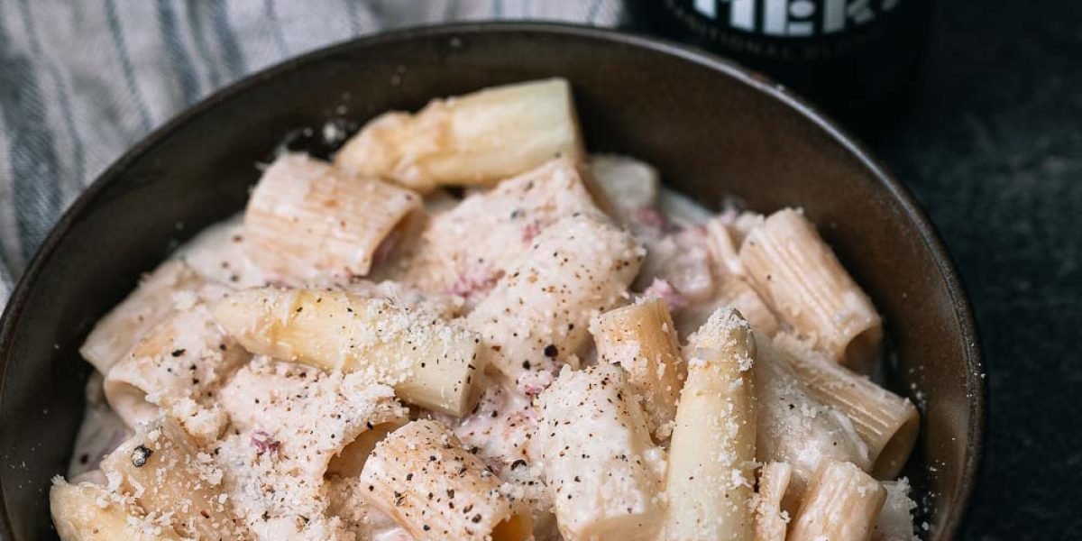 Romige pasta met asperges, pancetta en Parmezaanse kaas