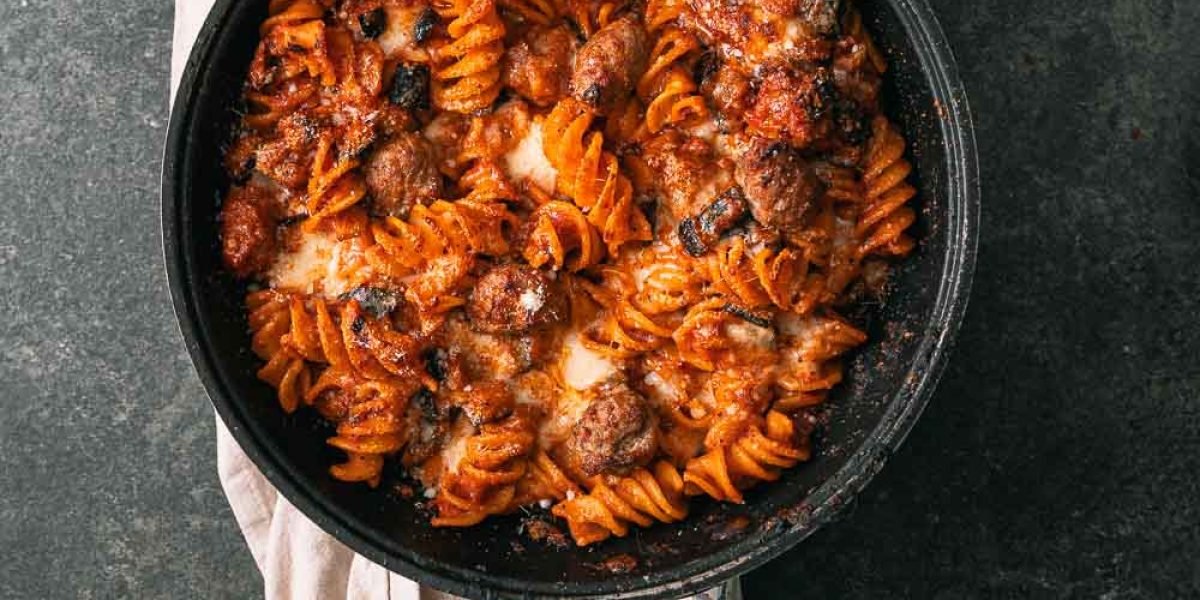 Oven baked pasta alla Norma met aubergine, worst en mozzarella