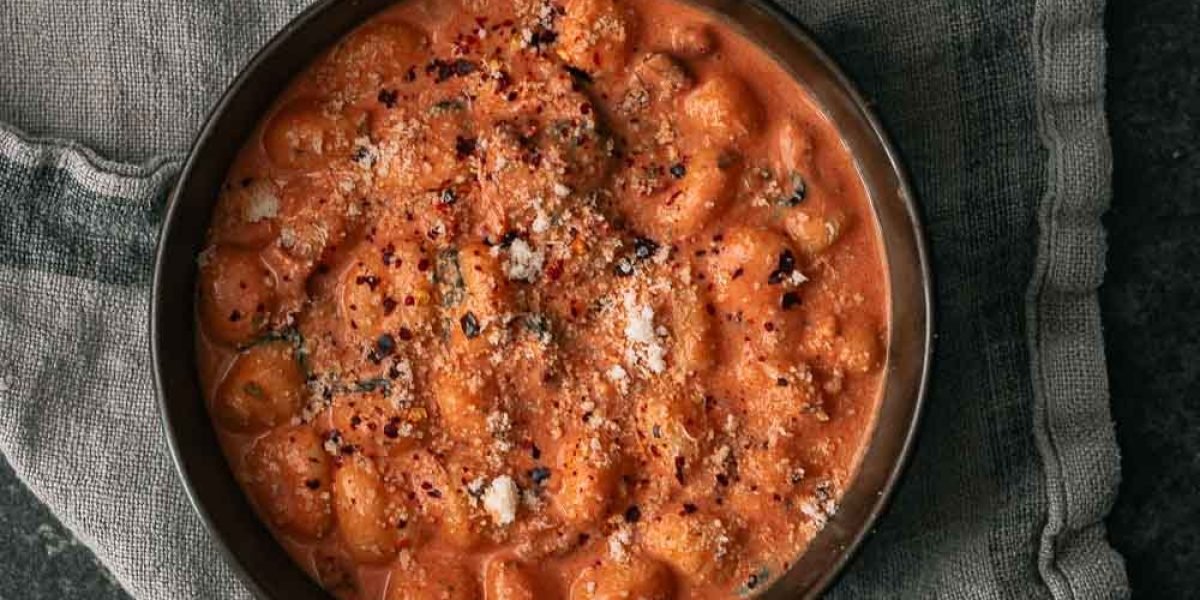 Romige gnocchi met zongedroogde tomaten en Parmezaanse kaas