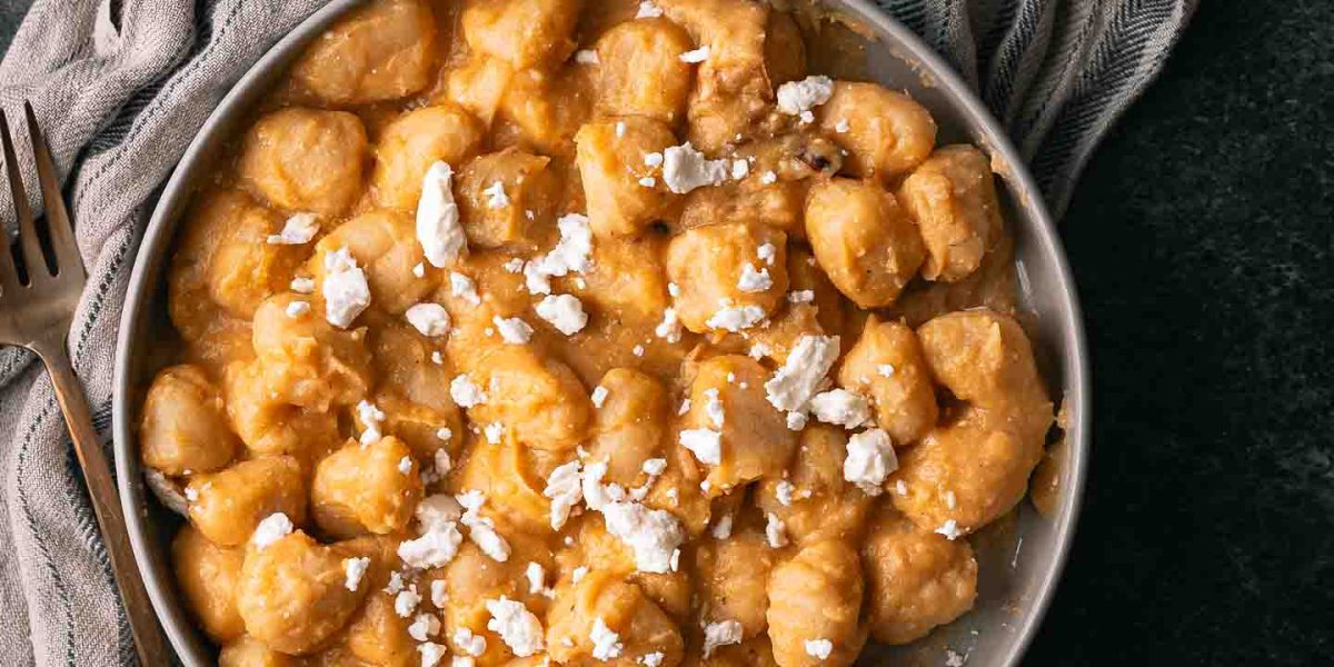 gnocchi met saus van geroosterde butternut, knoflook & feta