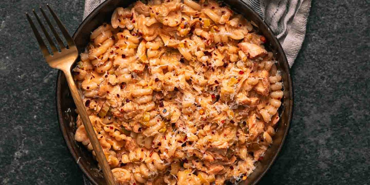 Pasta met pulled zalm, prei & getomateerde roomsaus