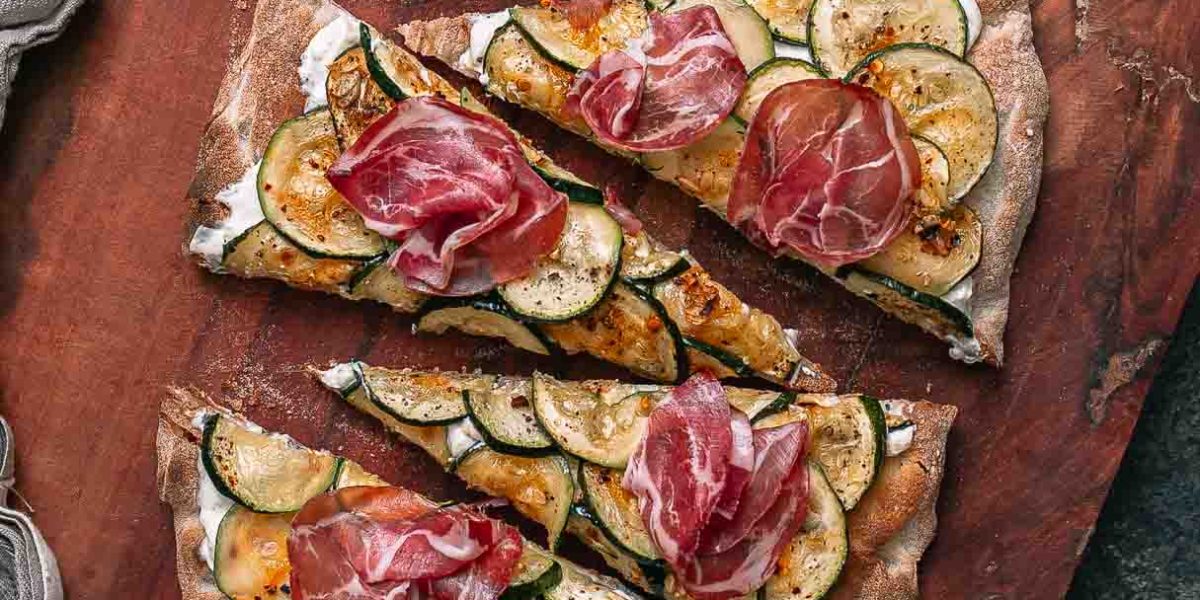 Pinsa met courgette, ricotta & coppa