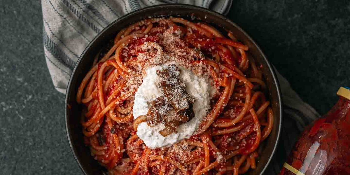 pasta met gekarameliserede ui & spek